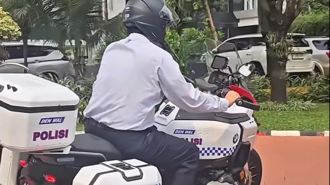 Menkeu Purbaya Iseng Jajal Moge Patwal: Lebih Enak Motor Bebek
