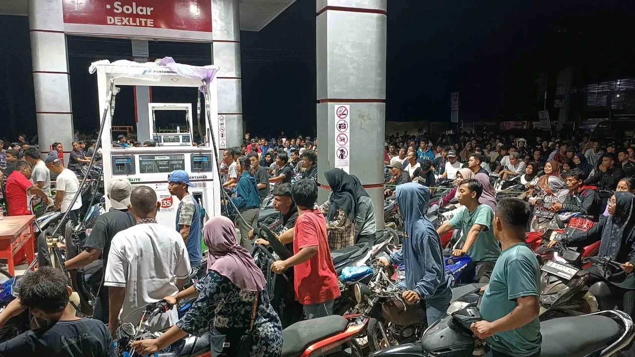 Warga yang selamat dari banjir mengantre untuk mendapatkan bensin di sebuah SPBU di Batang Toru, Sumatera Utara, Indonesia, Selasa (02/12/2025).