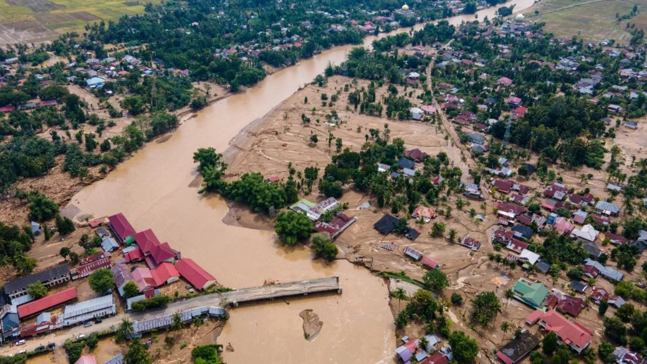 Gambar udara ini menunjukkan jembatan rusak akibat banjir bandang di jalan utama yang menghubungkan Aceh dan Sumatra Utara di Meureudu, Kabupaten Pidie Jaya, Provinsi Aceh, Indonesia pada 28 November 2025. (Chaideer MAHYUDDIN/AFP)