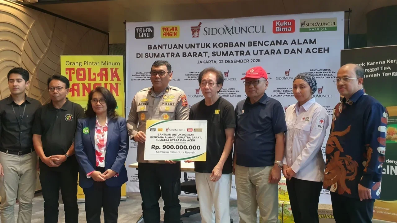 Direktur Sido Muncul Dr. (H.C.) Irwan Hidayat secara simbolis menyerahkan bantuan kepada perwakilan PMI, IDI, Keuskupan Agung Jakarta, Yayasan Orthopaedi Indonesia, dan Polri di Kantor Sido Muncul, Jakarta, Selasa (2/12/2025).