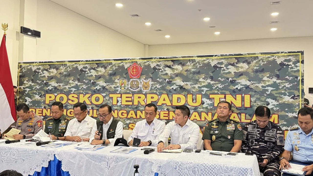 Menteri Koordinator Bidang Pembangunan Manusia dan Kebudayaan Pratikno dalam konferensi pers di Pangkalan TNI AU Halim Perdanakusuma Jakarta, Rabu (3/12/2025).