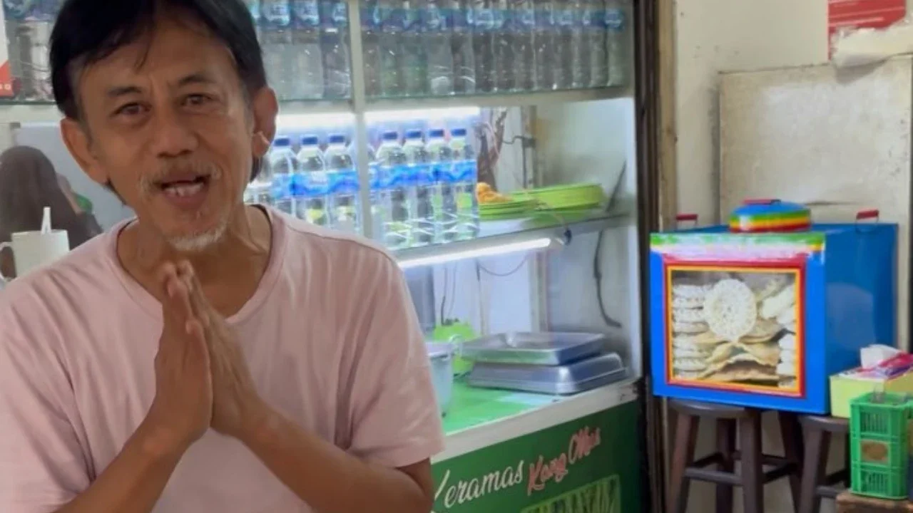 Epy Kusnandar jualan makanan di kantin apartemen (https://www.instagram.com/p/C2BWihlP0AN/)