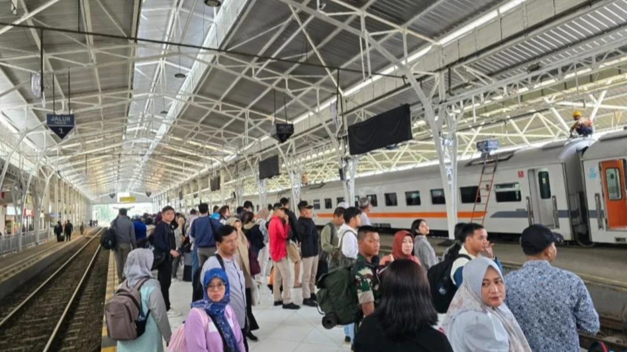 PT KAI akan mengoperasikan 7.982 perjalanan kereta api selama Nataru 2025-2026, memastikan kelancaran mobilitas masyarakat dan menjaga denyut ekonomi nasional.