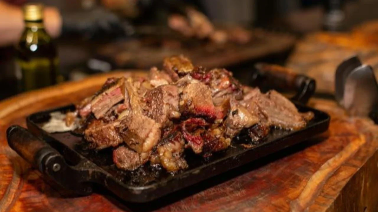 Daging kambing utuh, penting memahami perbedaan daging kambing muda dan tua (Freepik)