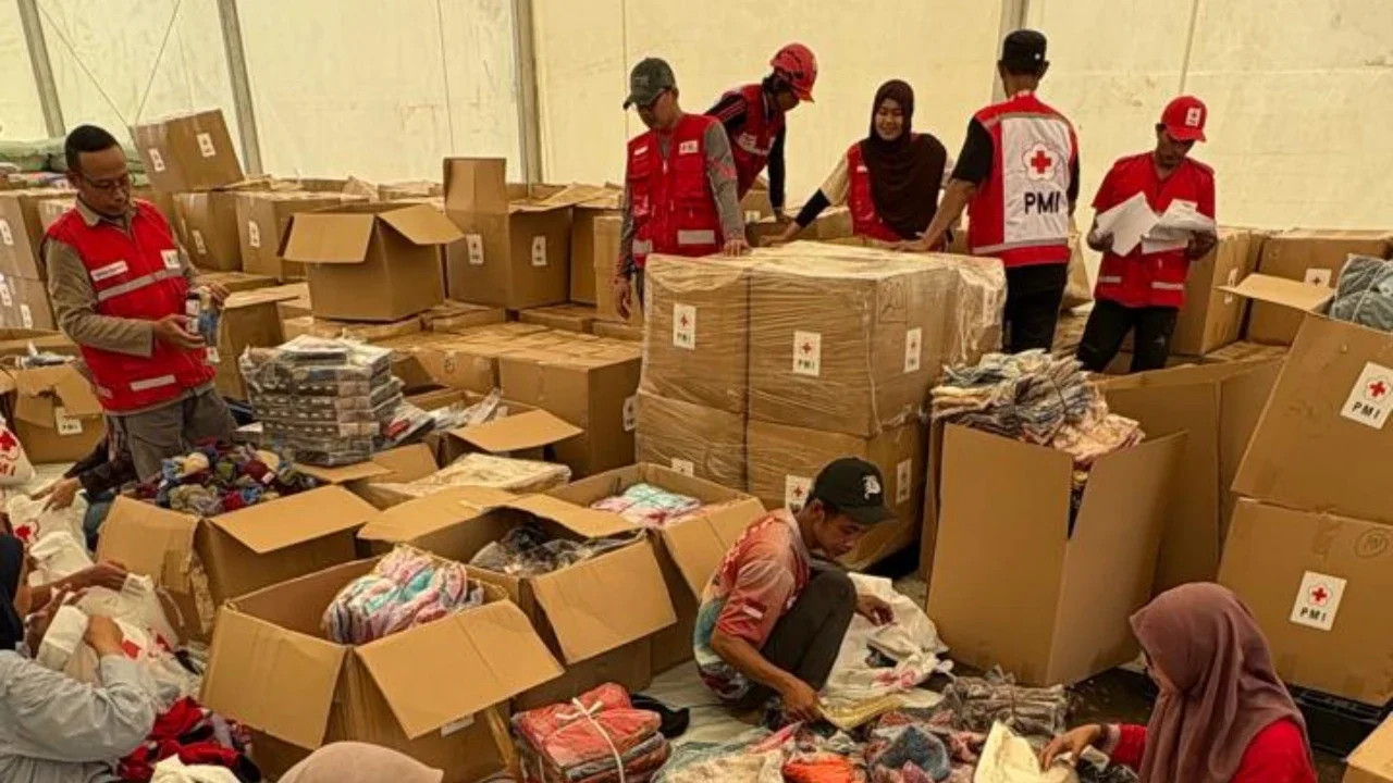 Fokus Bersihkan Sisa Banjir Sumatra, PMI Kirim Puluhan Ribu Cangkul dan Sekop Serta Puluhan Ekskavator
