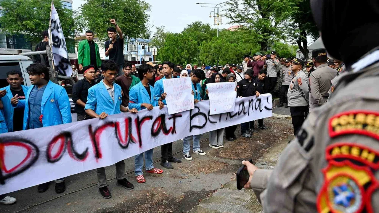 Massa yang tergabung dalam Aliansi Aceh Bergerak melakukan aksi  di Gedung DPRA, Banda Aceh, Selasa (30/12/2025).