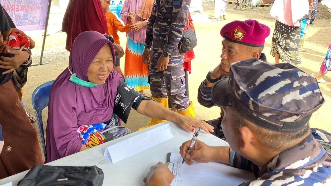 Prajurit TNI AL Bantu Korban Bencana, Beri Pelayanan Kesehatan di Aceh