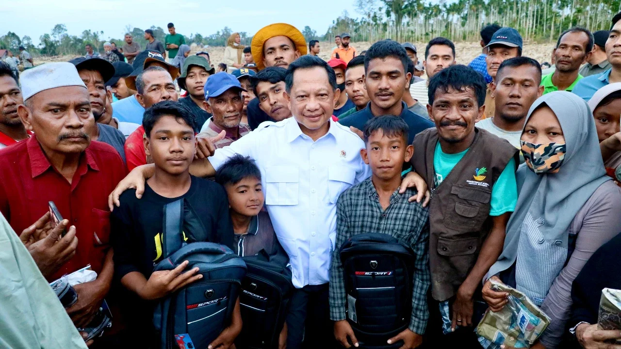 Mendagri Serahkan Bantuan ke Desa Geudumbak Kecamatan Langkahan, Aceh Utara
