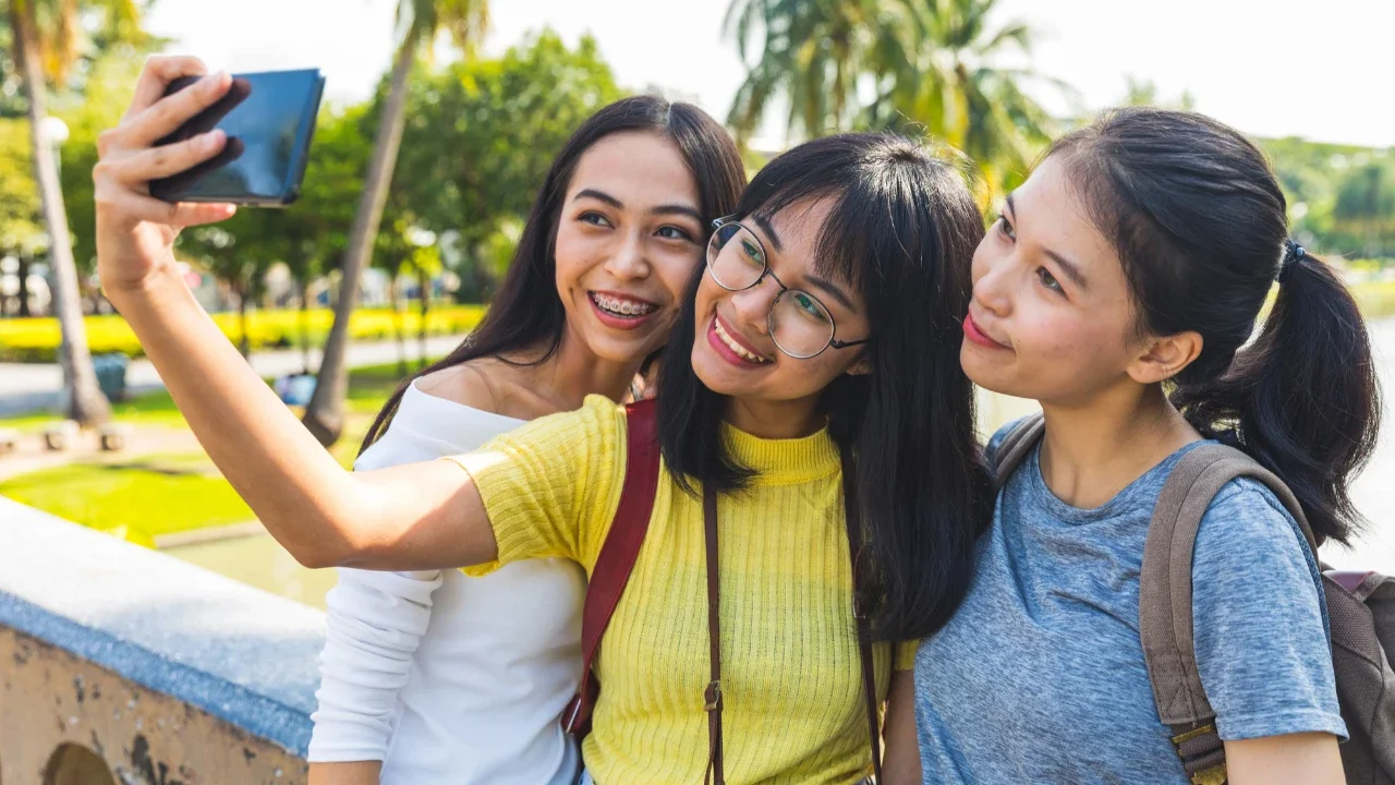 Ilustrasi liburan bersama bestie.