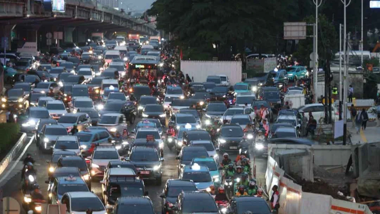 Jalur gratis ini akan diuji coba selama lima hari hingga Jumat 19 September 2025, mulai pukul 17.00–20.00 WIB. (Kapanlagi.com/Budy Santoso)
