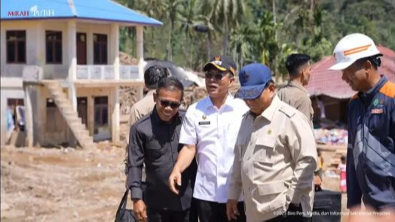 Presiden Prabowo Subianto meninjau pembangunan Jembatan Bailey Sungai Garoga di Tapanuli Selatan, Sumatra Utara (Sumut), Rabu (31/12/2025). (YouTube Sekretariat Presiden)