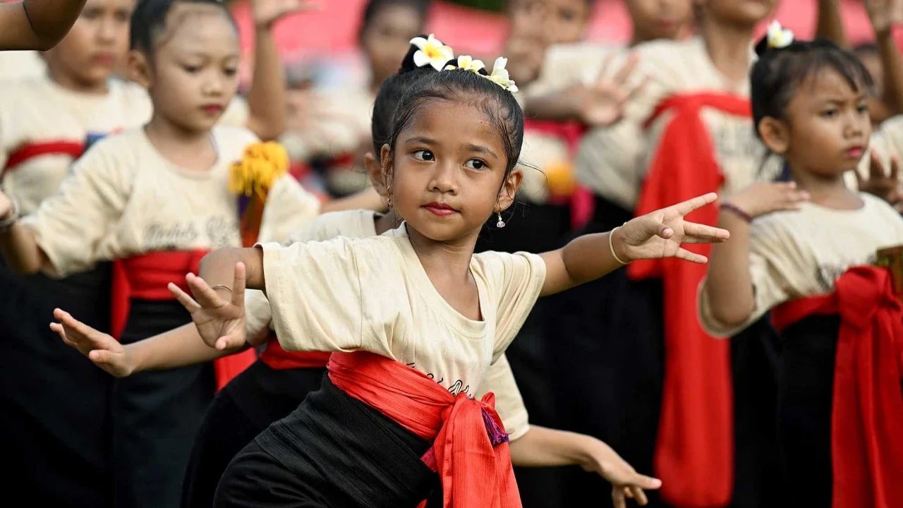 Anak-anak menampilkan tarian tradisional Bali untuk melepas matahari tahun 2025, dan menyambut matahari tahun 2026 di Denpasar, Bali, Rabu (31/12/2025).