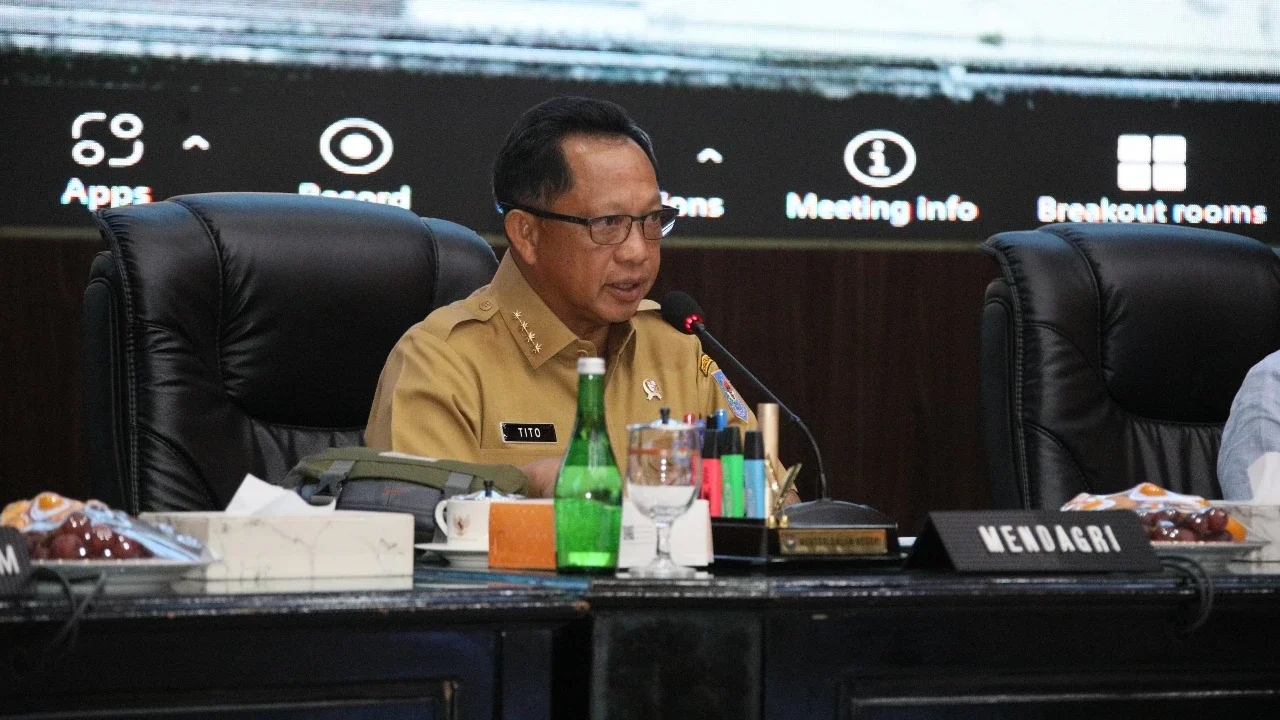 Terbitkan Surat Edaran, Mendagri Minta Kepala Daerah Salurkan Bantuan untuk Korban Bencana Sumatra