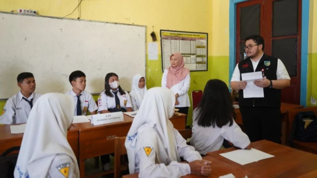 Pemerintah Kabupaten Kediri mengambil langkah signifikan dengan Pengangkatan Guru PPPK Kediri sebanyak 1.585 guru honorer menjadi PPPK paruh waktu. SK akan diserahkan Desember ini. Simak detailnya!