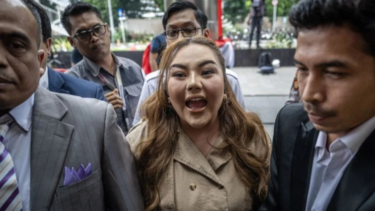 Jadi Tersangka, Lisa Mariana Dijemput Paksa Polisi Imbas Kasus Video Syur