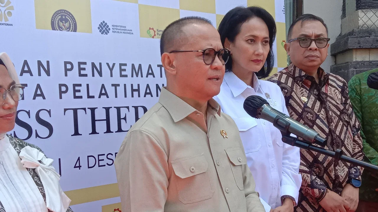 Menteri P2MI Mukhtarudin saat pelepasan dan penyematan pin bagi peserta pelatihan wellness therapist di Aula BDI Denpasar, Kamis (4/12).