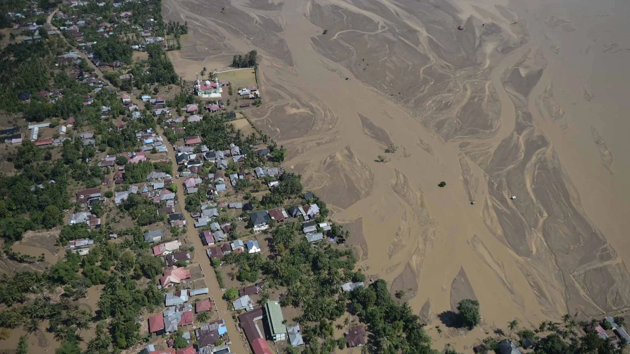 Rumah-rumah warga yang tertimbun lumpur pada kawasan terdampak banjir  bandang di Pidie Jaya, Provinsi Aceh, Indonesia, Kamis (04/12/2025).