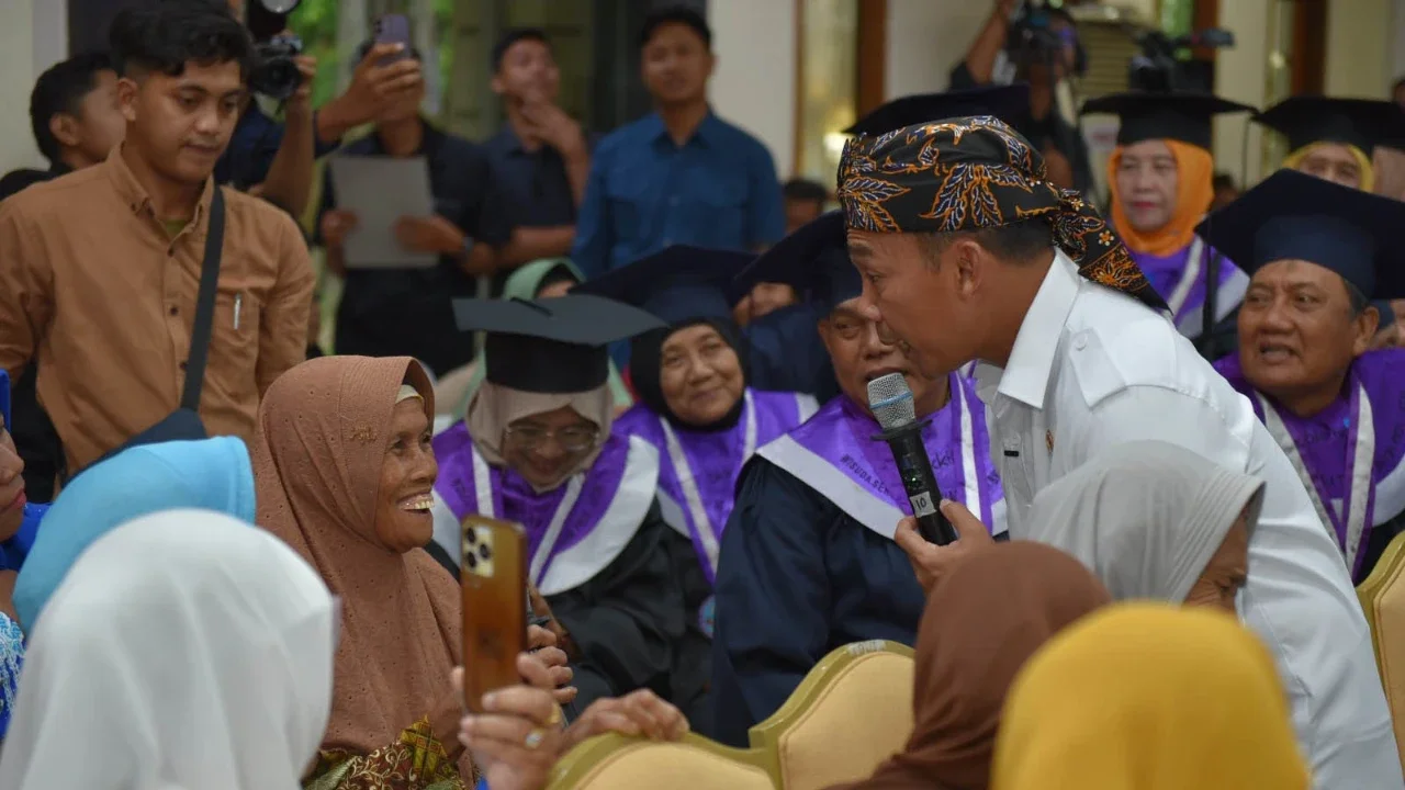 Menteri Kependudukan dan Pembangunan Keluarga/Kepala BKKBN Wihaji saat kegiatan program nasional “Lanjut Usia Berdaya” (SIDAYA) di Pendopo Kabupaten Lamongan, Jawa Timur, Kamis (04/12/2025).