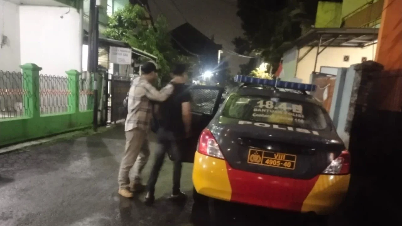 Polisi amankan terduga pelaku penembakan air softgun akibatkan 3 orang luka di Jalan Logam, Buah Batu, Bandung.