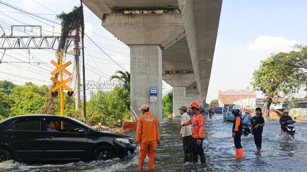 Banjir rob di Jakut dan Pulau Seribu