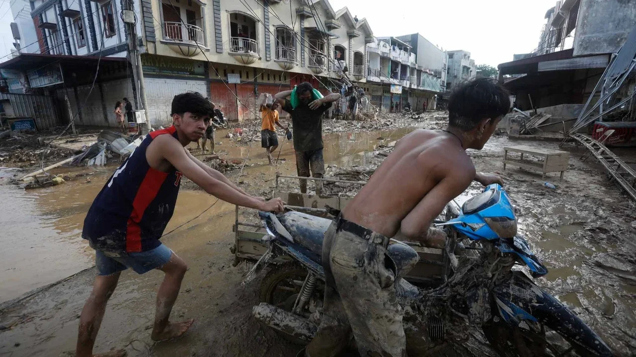 Warga menyelamatkan kendaraan miliknya  di area terdampak banjir bandang di Kuala Simpang, Aceh Tamiang, Sumatera, Indonesia, Kamis (04/12/2025).