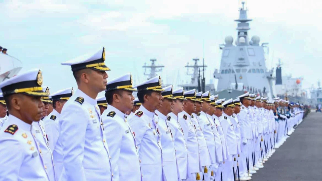 Personel TNI AL  saat mengikuti upacara peringatan Hari Armada RI di Koarmada II, Surabaya, Jawa Timur, Jumat (5/12/2025).