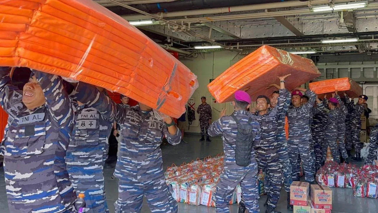 Prajurit TNI AL menurunkan bantuan kemanusiaan untuk segera disalurkan kepada masyarakat. di Dermaga Teluk Bayur, Padang, Sabtu (06/12/2025).
