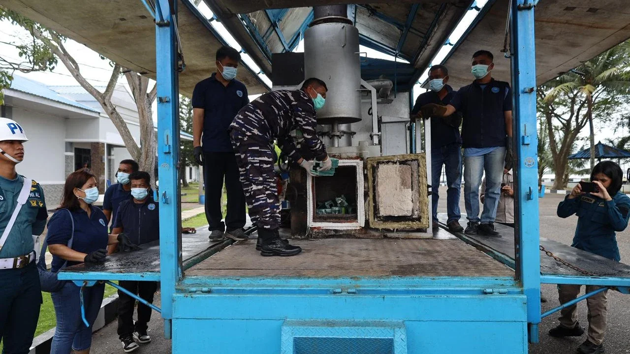 Komitmen Berantas Narkoba Jalur Laut, TNI AL Musnahkan 41,7 Kg Ketamine di Belawan
