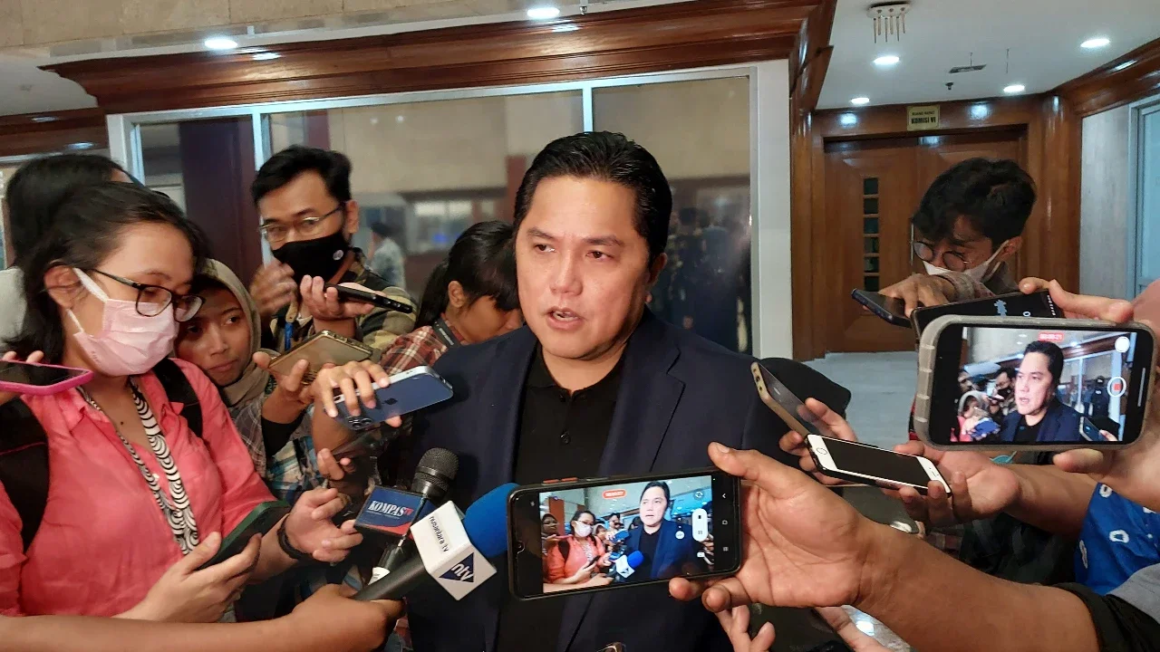 <p>Menteri BUMN Erick Thohir saat ditemui di Gedung DPR RI, Kamis (15/6/2023). Erick Thohir menyebut negosiasi bisnis menjadi hal yang lumrah dilakukan, seperti yang dilakukan untuk gelaran World Superbike (WSBK) di sirkuit Mandalika. (Arief/Liputan6.com)</p>