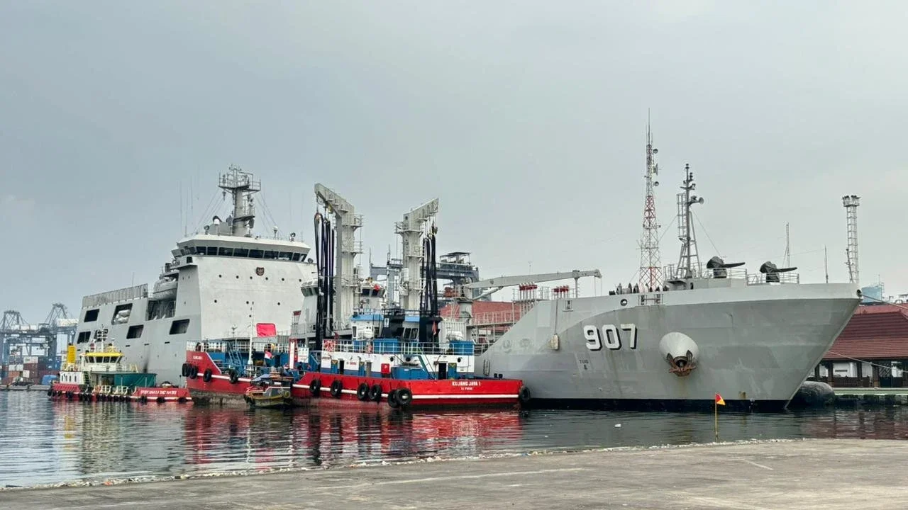 TNI AL Kerahkan KRI Bontang-907 ke Zona Bencana Sumatra, Bawa 2.000 Kilo Liter BBM hingga Sembako untuk Warga