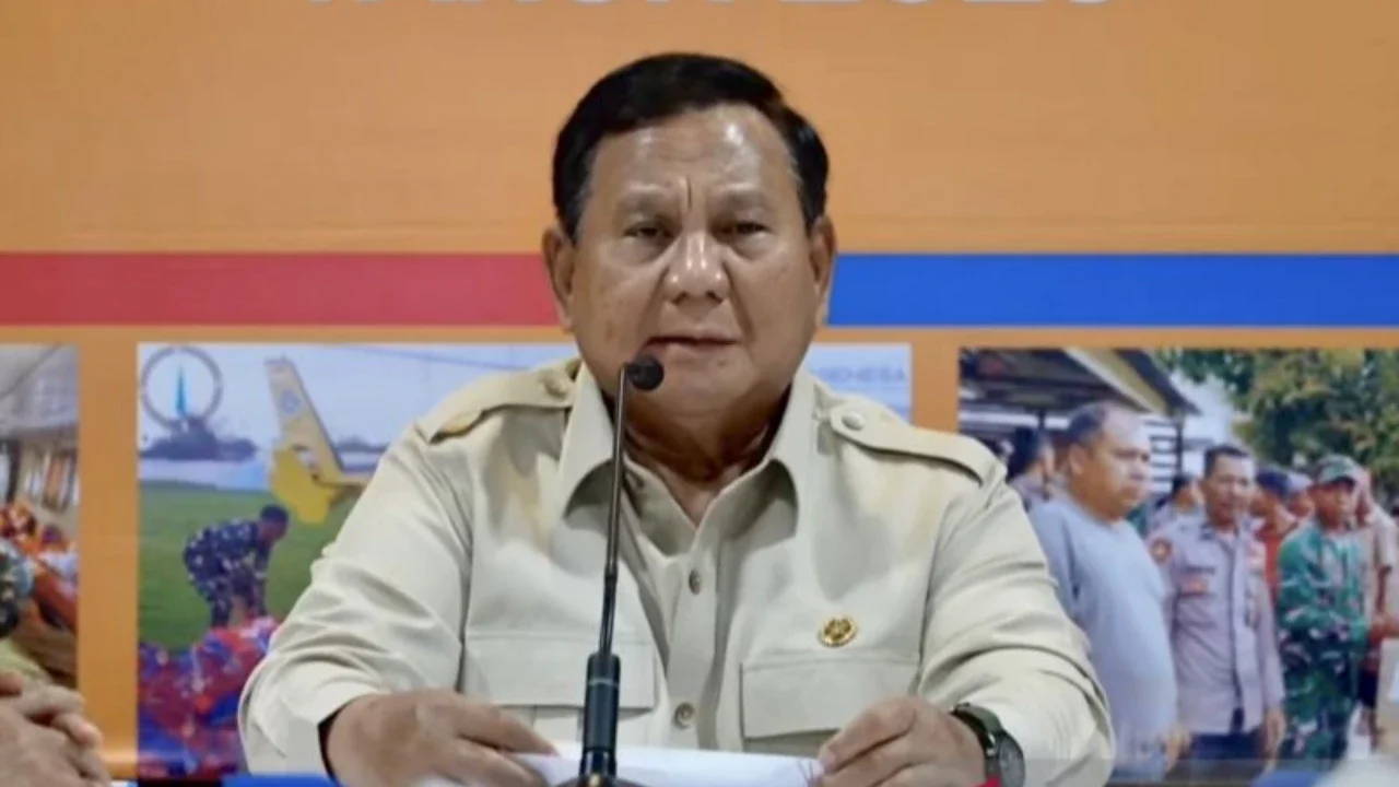 Presiden Prabowo Pimpin Rapat Bencana Aceh, mengumpulkan menteri dan pejabat terkait untuk mempercepat penanganan dampak banjir bandang serta longsor yang melanda wilayah tersebut.