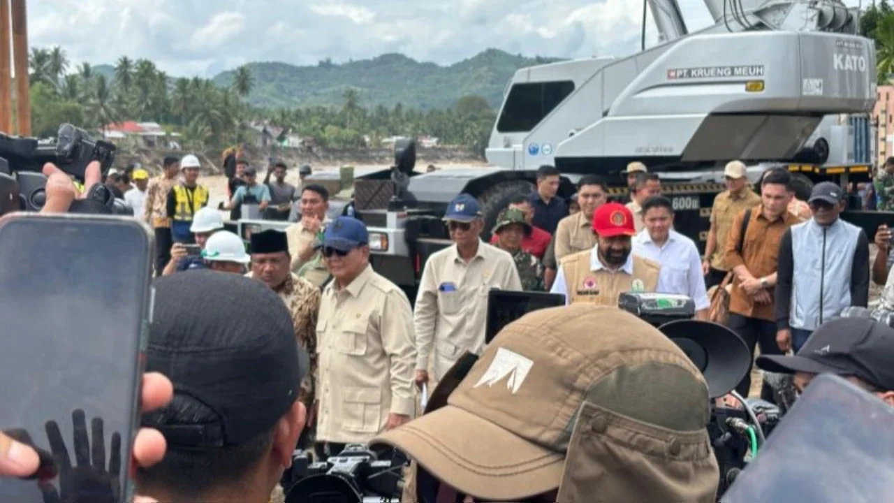 Presiden Prabowo Subianto meninjau langsung lokasi bencana banjir bandang dan tanah longsor di Aceh, Sumatera Utara, serta Sumatera Barat, menyebutnya sebagai tantangan kepemimpinan satu tahun. Kunjungan Prabowo Tinjau Bencana Aceh ini menekankan komitmen