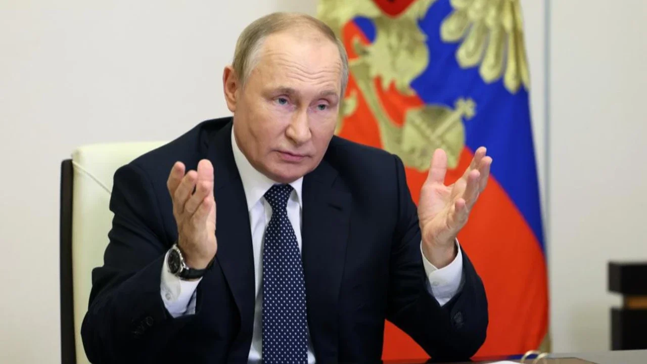 Presiden Rusia Vladimir Putin saat menghadiri pertemuan dengan para pemenang dan finalis kontes nasional School Teacher of the Year melalui konferensi video pada Rabu, 5 Oktober 2022. (Gavriil Grigorov, Sputnik, Kremlin Pool Photo/AP Photo)