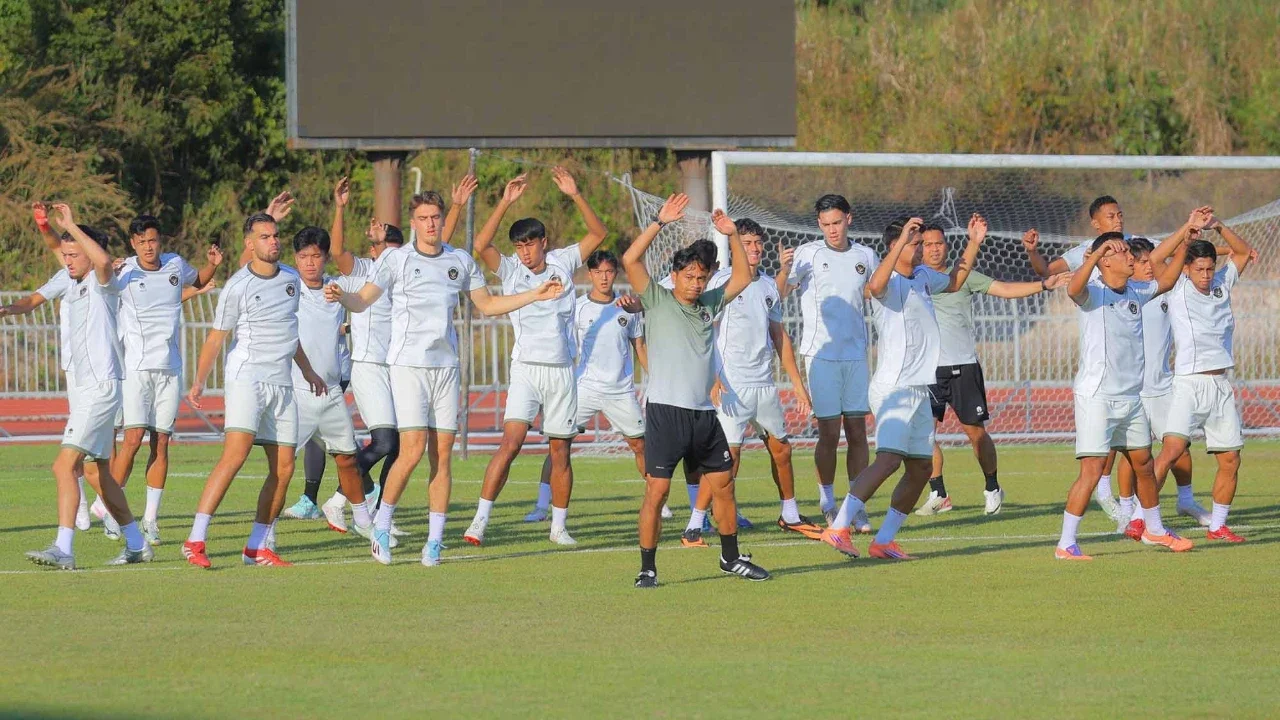 Pemain Timnas Indonesia U-22 saat melakukan sesi latihan di Rajamangala University of Technology Lanna Stadium, Doi Saket, Chiang Mai pada Minggu (7/12/2025) sore waktu setempat.