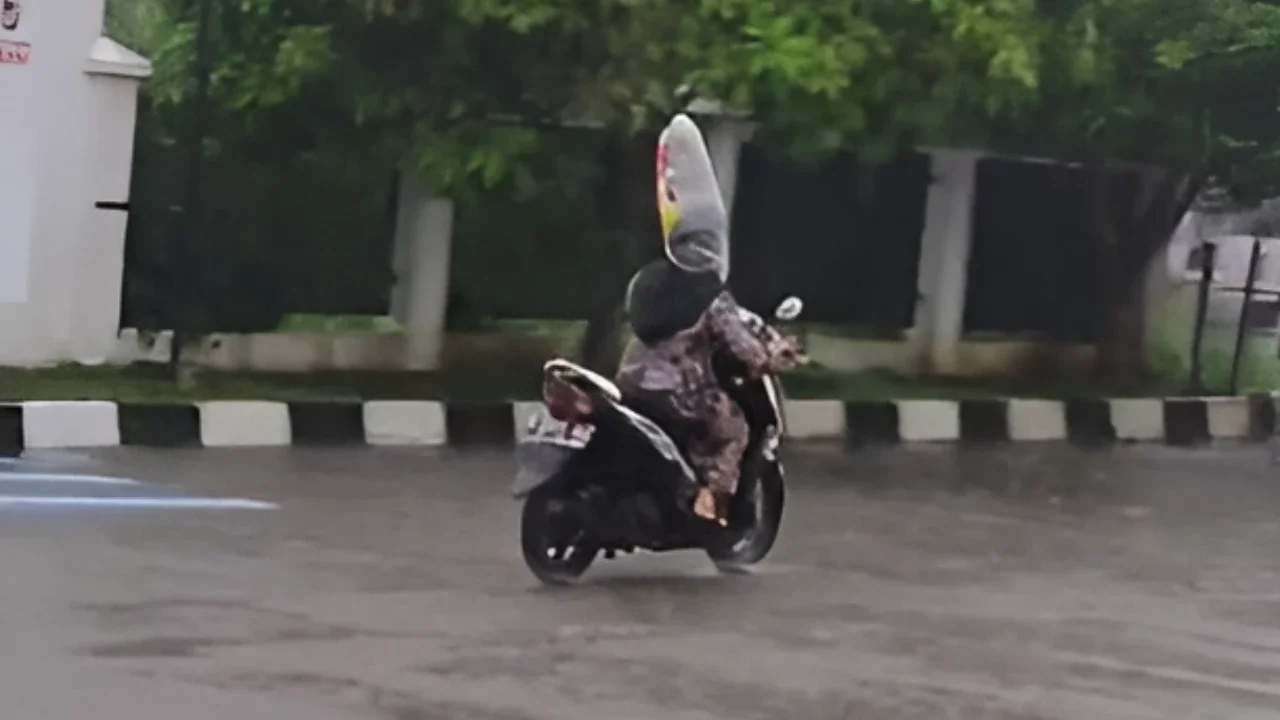 Emak-emak motoran pilih pakai keresek ketimbang helm. Simak yuk!