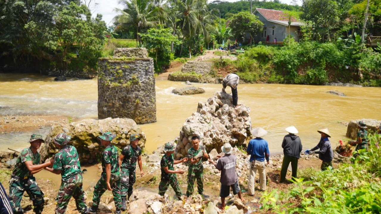 Pembangunan jembatan gantung di Desa Sirnasari, Kecamatan Surade, Kabupaten Sukabumi.
