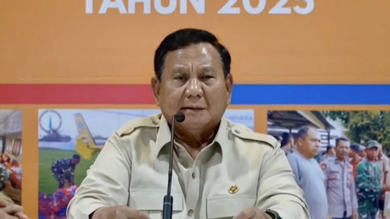 Bergetar Suara Presiden Prabowo Lihat Petugas dan Relawan Tangani Banjir Sumatra