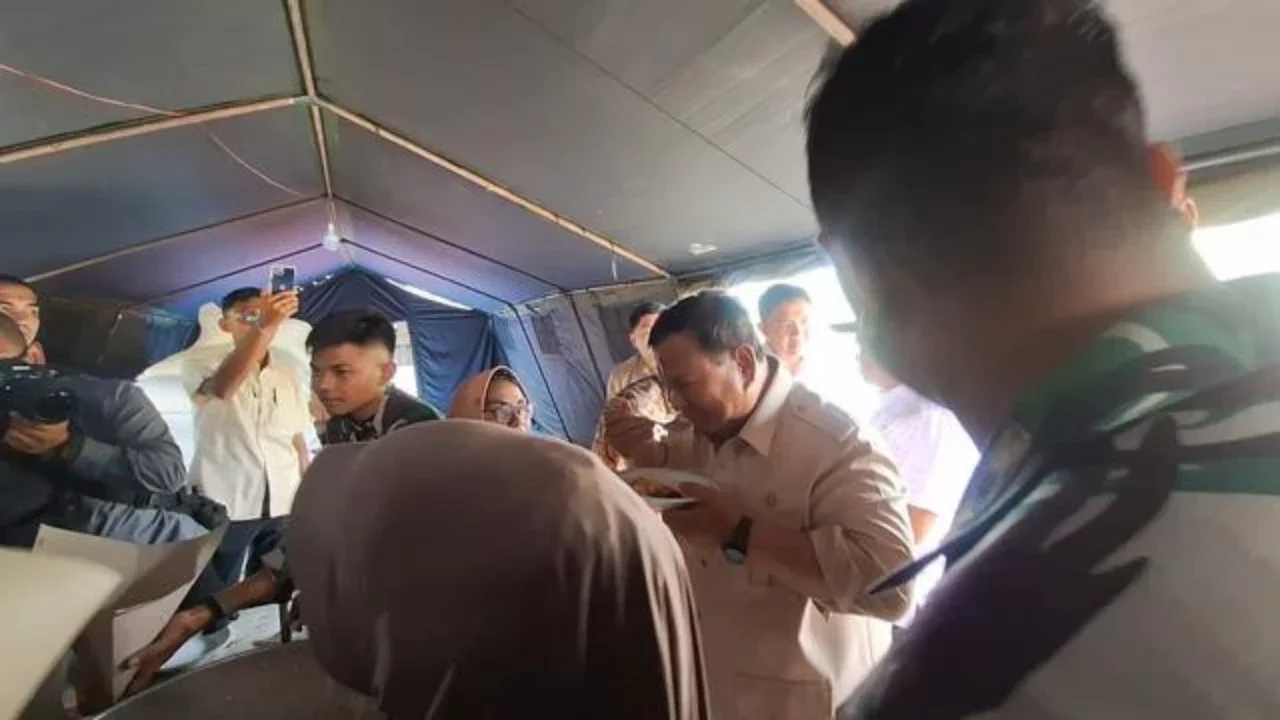 VIDEO: Prabowo Sidak Dapur Darurat Aceh, Kaget Menu Tongkol Pedas Bikin Prajurit TNI Deg-Degan
