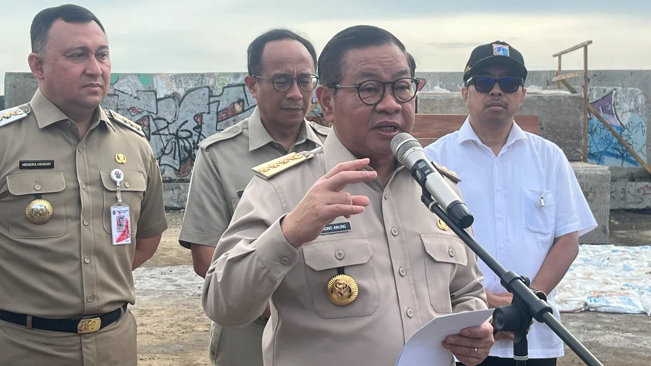 Gubernur DKI Jakarta Pramono Anung di Muara Baru, Penjaringan, Jakarta Utara, Senin (8/12/2025).