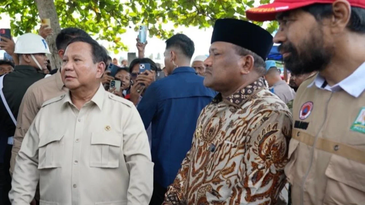 VIDEO: Jerit Tangis Warga Korban Banjir Aceh Bertemu Prabowo 