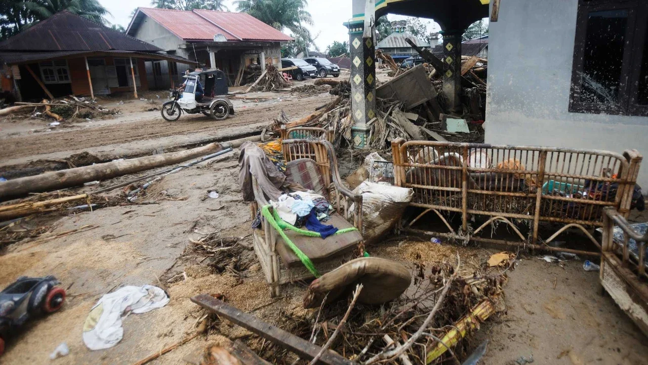 Sejak Senin (24/11/2025), banjir bandang dan tanah longsor besar menerjang Batang Toru, Tapanuli Selatan, Sumatera Utara. Tampak pemandangan desa yang terdampak banjir bandang di Batang Toru,