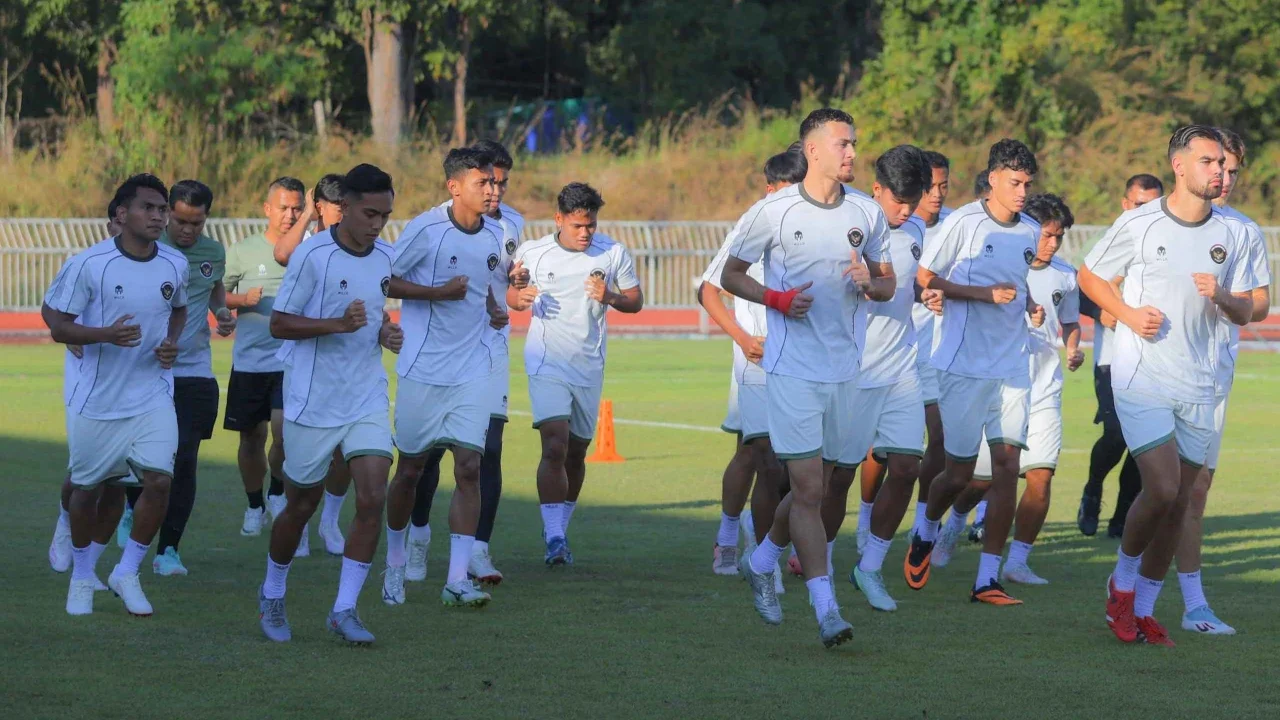 Pemain Timnas Indonesia U-22 saat melakukan sesi latihan di Rajamangala University of Technology Lanna Stadium, Doi Saket, Chiang Mai pada Minggu (7/12/2025) sore waktu setempat.