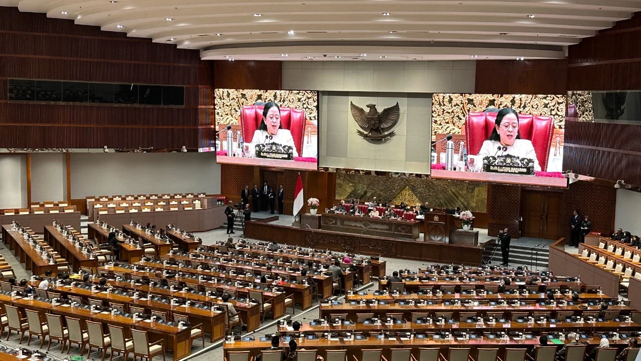 Suasana rapat paripurna ke-15 masa sidang IV tahun 2020-2021 di Kompleks Parlemen, Senayan, Jakarta, Selasa (23/3/2021). Rapat beragendakan mendengar laporan Baleg DPR terkait penetapan prole