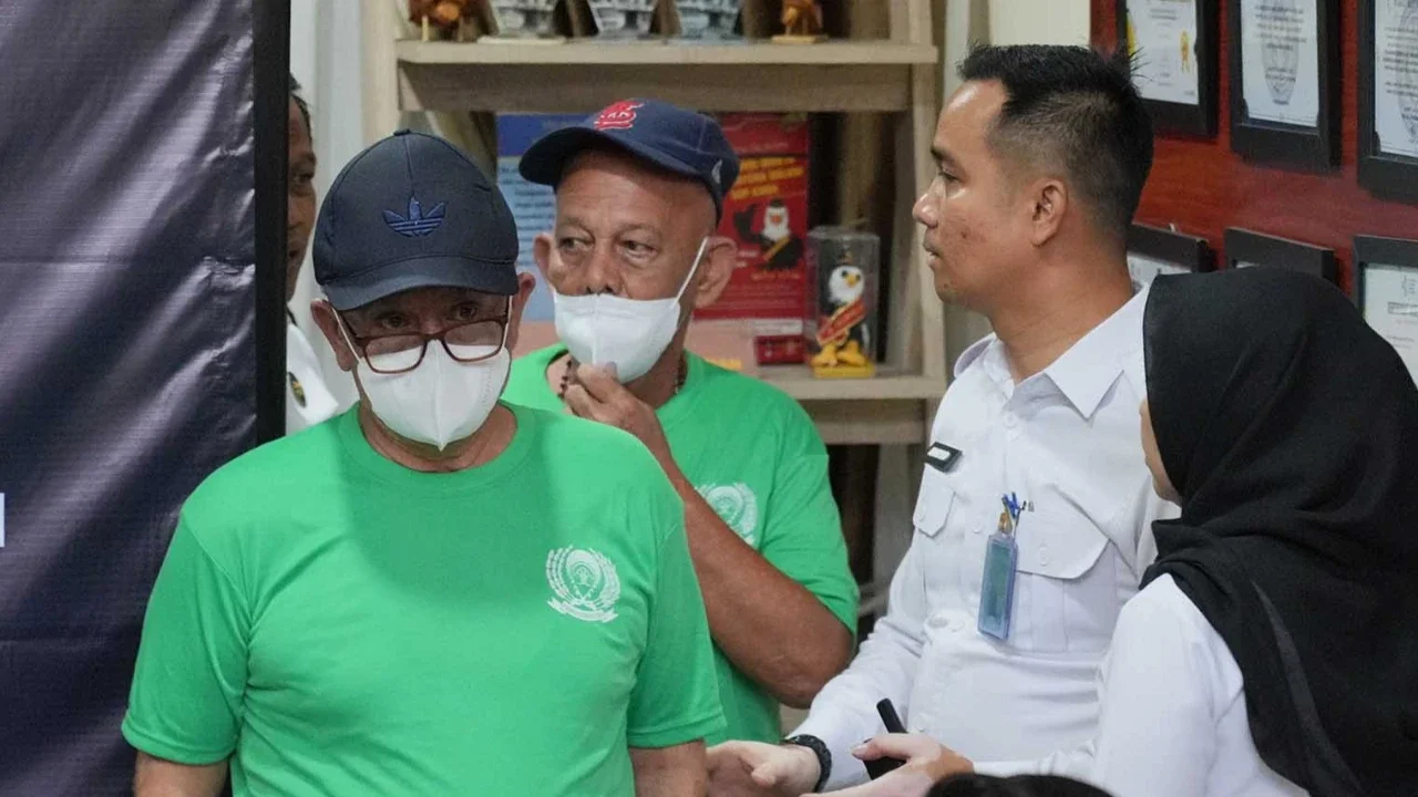 Warga negara Belanda yang terancam hukuman mati, Siegfried Mets (belakang), dan yang menjalani hukuman penjara seumur hidup, Ali Tokman (kiri), menghadiri upacara serah terima antara perwakilan pemerintah Indonesia dan Belanda sebelum mereka dipulangkan ke Belanda, di Lembaga Pemasyarakatan Cipinang, Jakarta, Indonesia, Senin, (08/12/2025).