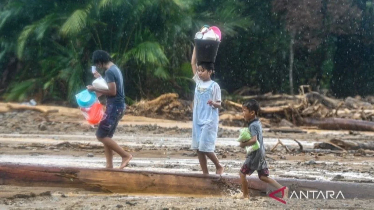 Pasca banjir bandang, puluhan warga Huta Nabolon, Tapanuli Tengah, menghadapi malam dingin tanpa pakaian bersih. Kekurangan pakaian korban banjir Huta Nabolon menjadi masalah mendesak.