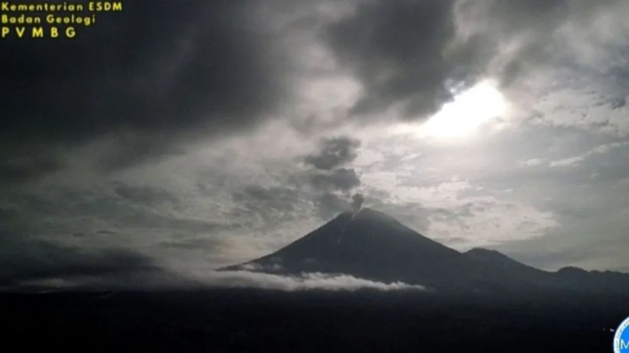 Gunung Semeru di Lumajang menunjukkan peningkatan aktivitas vulkanik, dengan guguran lava meluncur sejauh 1 kilometer ke Besuk Kobokan, dan status siaga Level III tetap diberlakukan.