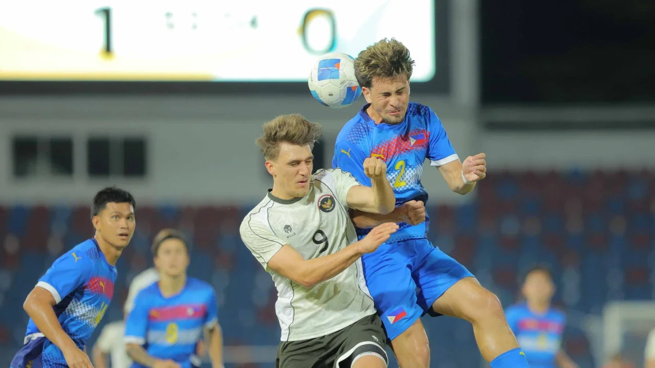 Penyerang Timnas Indonesia U-22, Mauro Nils Zijlstra (kiri depan) berebut bola atas dengan pemain Filipina, Noah River Ledde dalam pertandingan Grup C SEA Games 2025 yang berlangsung di 700th Anniversary Stadium., Senin (08/12/2025) malam.