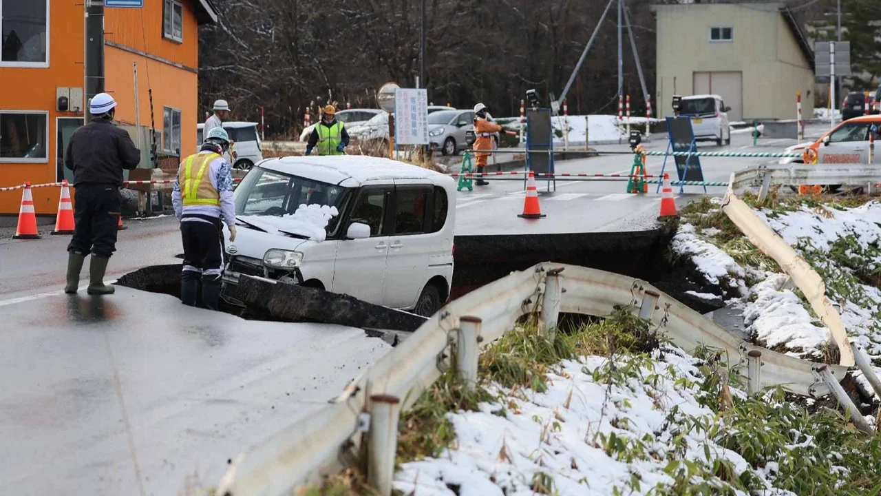 Sebuah kendaraan terperosok di jalan yang runtuh setelah gempa bumi dahsyat pada Senin malam di kota Tohoku, prefektur Aomori, Jepang utara, Selasa (09/12/2025).