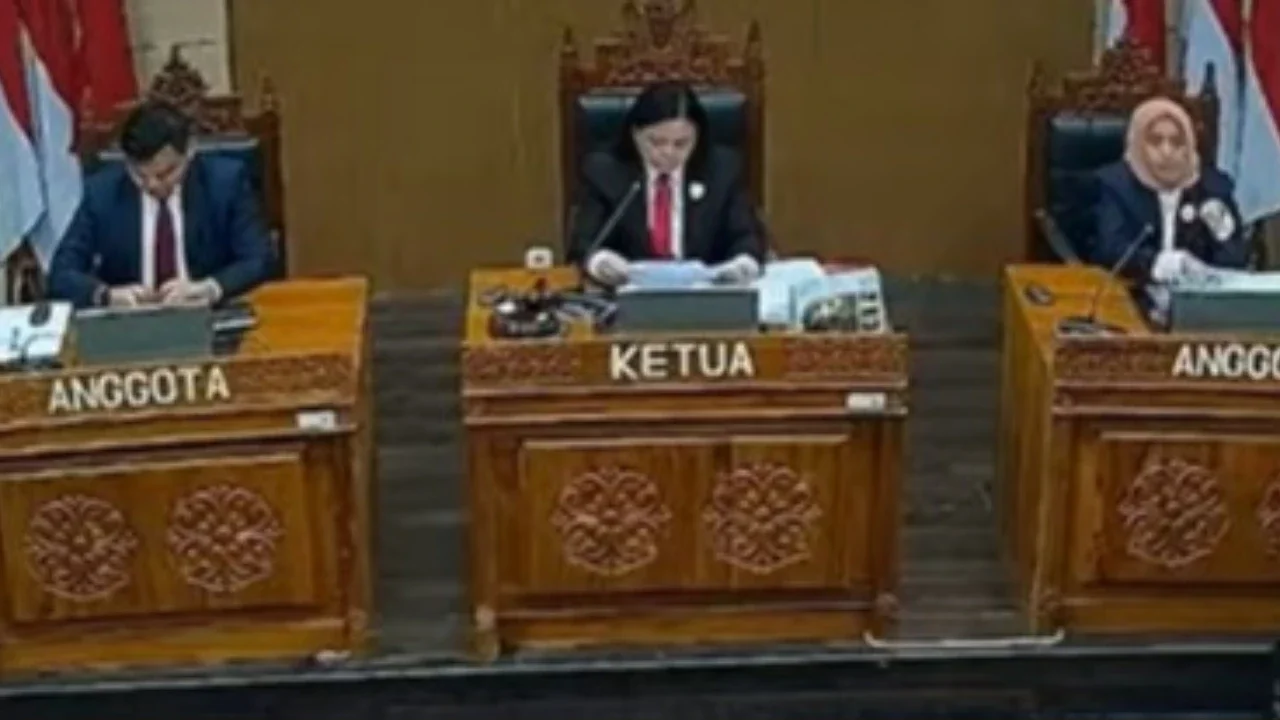 VIDEO: Hakim KIP Emosi Dengar Jawaban KPU Surakarta Soal Ijazah Jokowi 