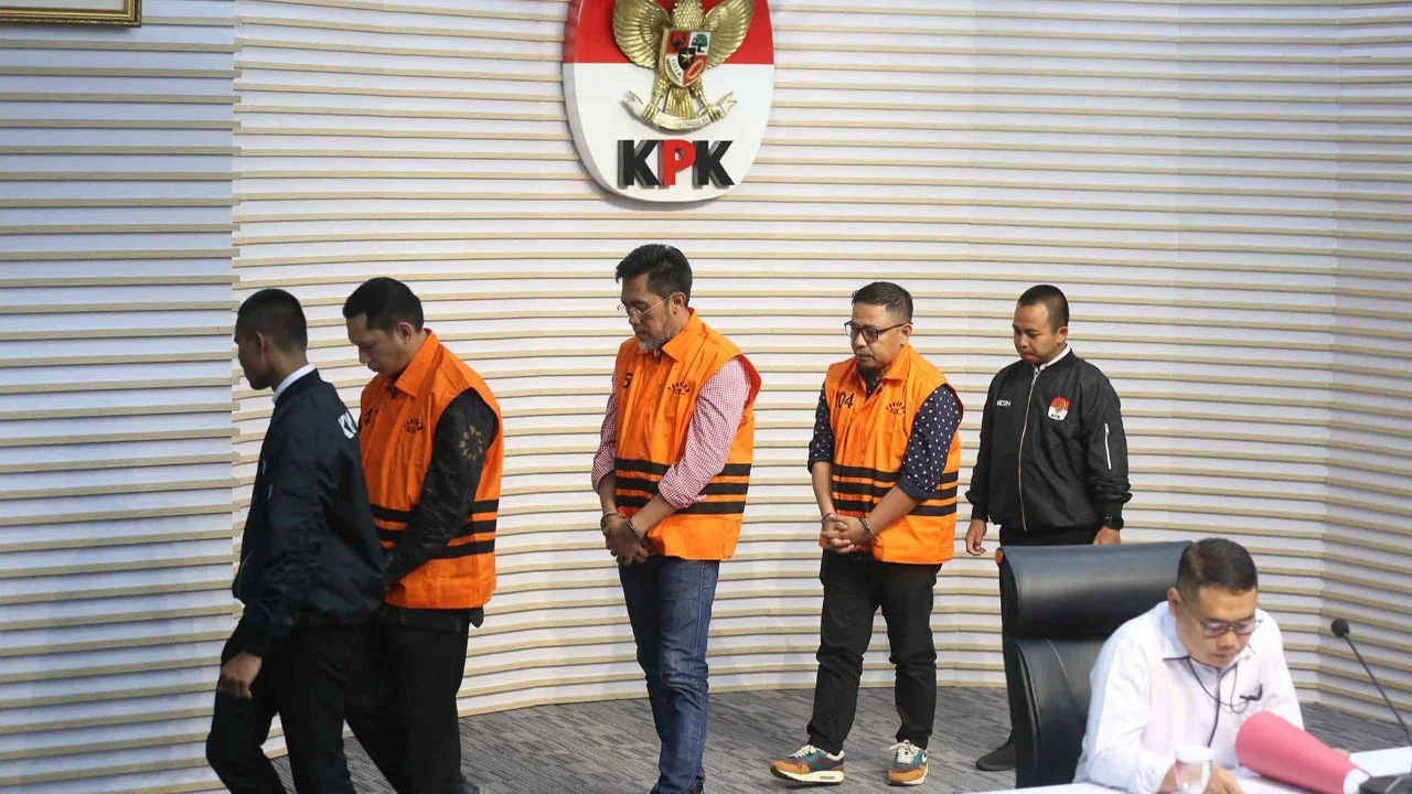 Tiga tersangka baru terkait kasus dugaan tindak pidana korupsi pembangunan Rumah Sakit Umum Daerah (RSUD) Kolaka Timur (Koltim) yakni: pegawai Bappenda Provinsi Sulawesi Tenggara Yasin, Direktur Utama PT Griksa Cipta Aswin Griksa Fitranto  dan Ketua Tim Kerja Sarana Prasarana Alat Labkesmas Kemenkes Hendrik Permana saat dihadirkan dalam rilis penahanan di gedung Merah Putih Komisi Pemberantasan Korupsi (KPK), Jakarta, Senin (24/11/2025).